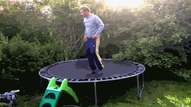 Gdy ojciec wejdzie na trampolinę...