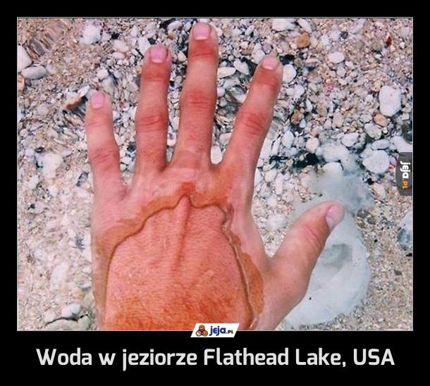 Woda w jeziorze Flathead Lake, USA