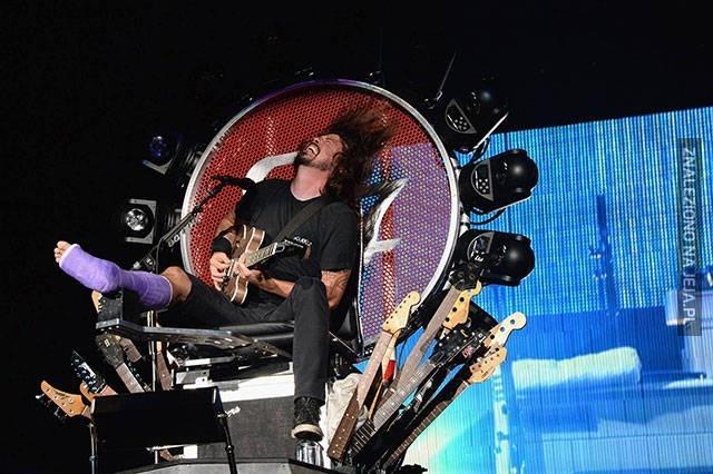 Dave Grohl koncertuje na swoim tronie ze złamaną nogą