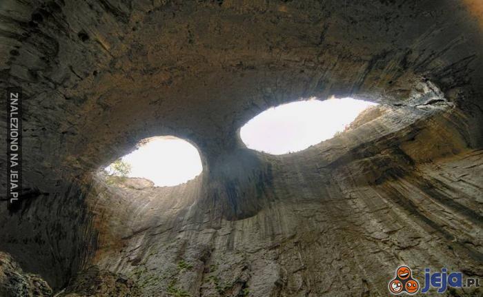 Jaskinia znana jako "Oczy Boga"