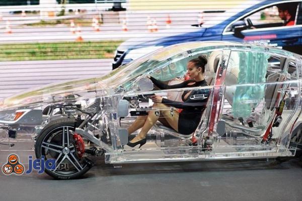 Całkowicie przezroczyste, akrylowe auto