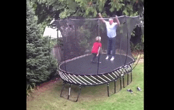 Ojciec z synem na trampolinie