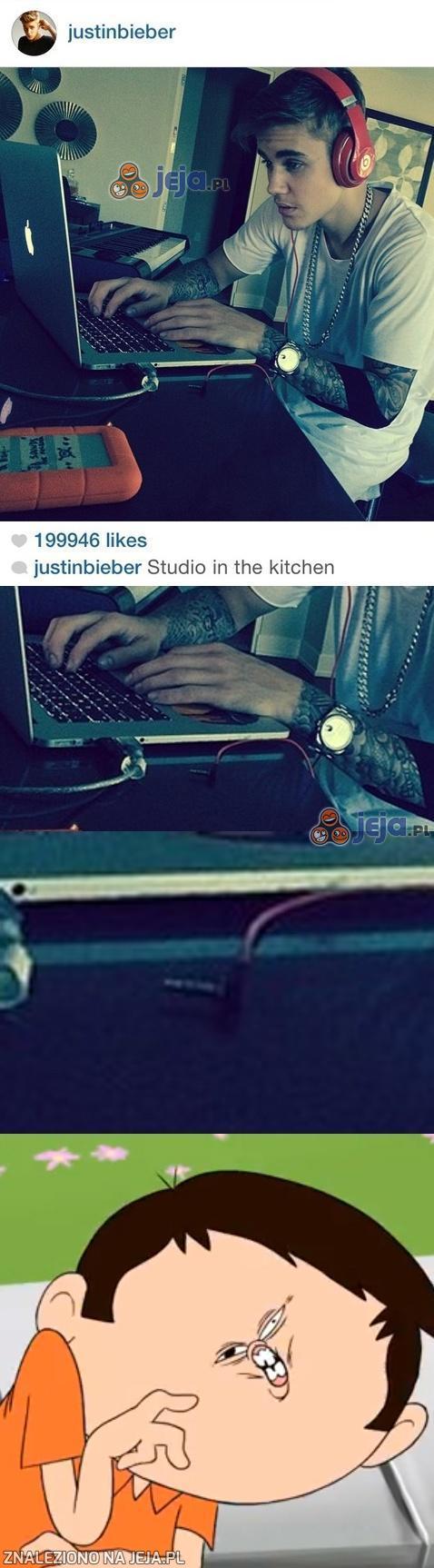 Justin tworzy muzykę...