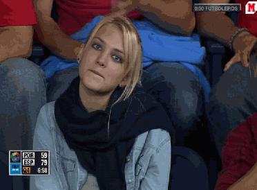 Gdy dziewczyna zorientuje się, że patrzy na nią przystojny facet