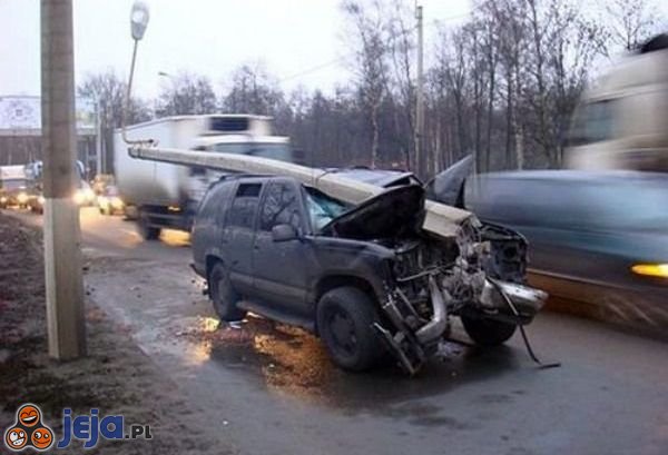 Słup go nie zatrzymał