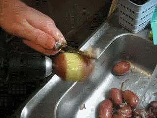 Męski sposób obierania ziemniaków