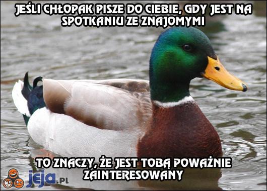 Jeśli chłopak pisze do Ciebie, gdy jest na spotkaniu ze znajomymi