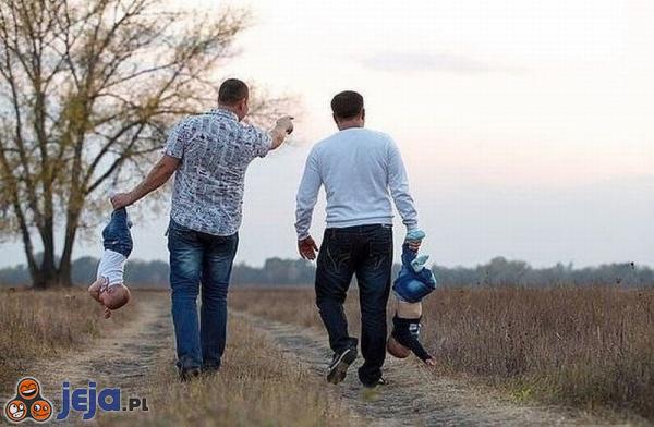 Ojcowie na spacerze z dziećmi
