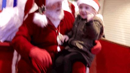 Mikołaj używa języka migowego, by zapytać, co dziewczynka chciałaby dostać