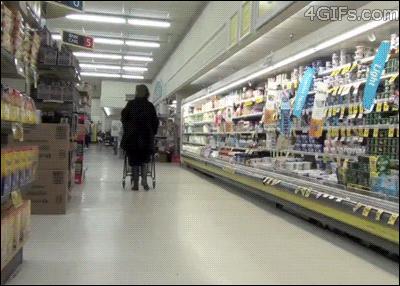 W sklepie łatwo się przewrócić...
