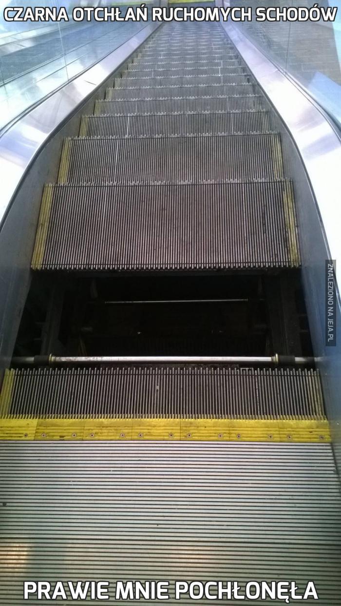 Czarna otchłań ruchomych schodów
