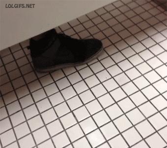 Żarcik w publicznej toalecie