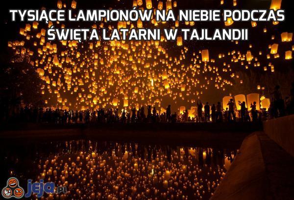 Tysiące lampionów na niebie podczas Święta Latarni w Tajlandii