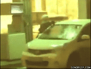 Kobieta myje auto... benzyną