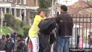 Matka daje lanie protestującemu synowi w Baltimore