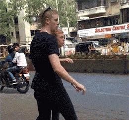 Jak przechodzić przez ulicę w Indiach