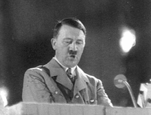 Adolf publicznie konsumuje arbuza