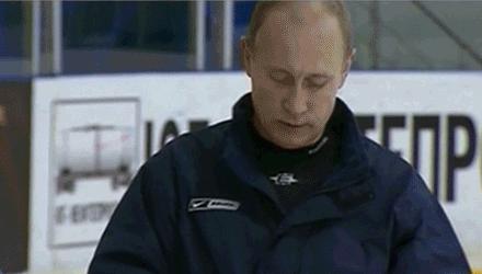 Putin chyba zapomniał jak założyć kask