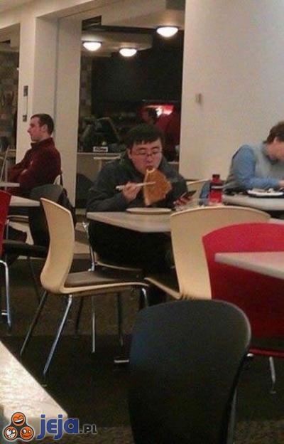 Jak Chińczyk je pizzę?
