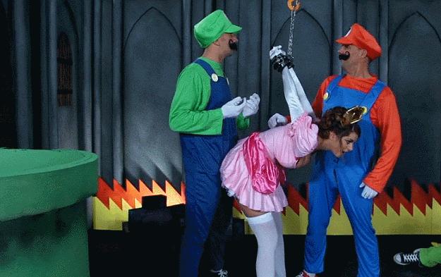 Mario i Luigi próbują uwolnić księżniczkę