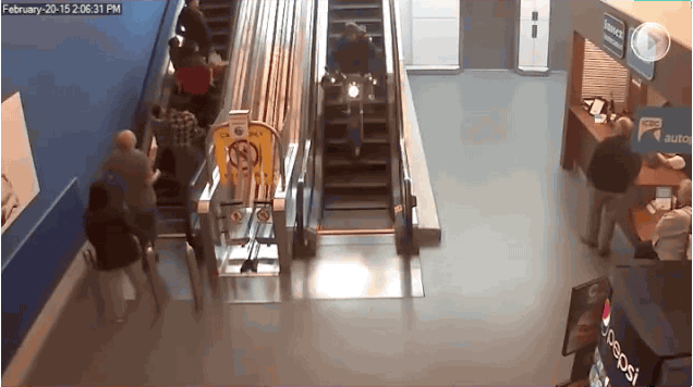 Ucieczka na motocyklu po ruchomych schodach