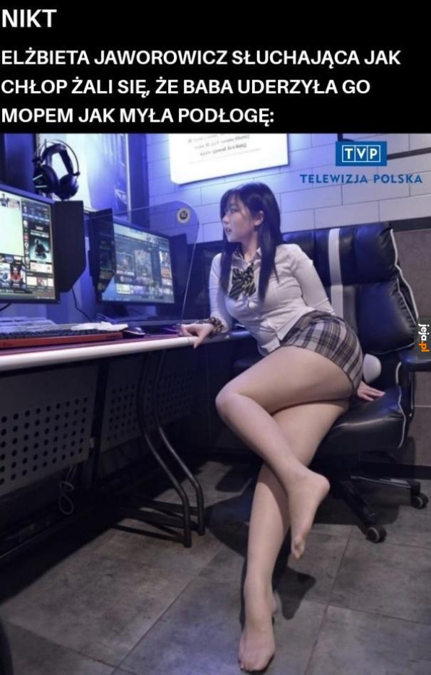 Rozwalona z tymi nogami jak żaba na liściu