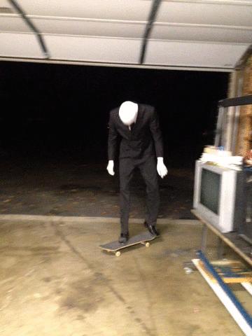 Slenderman nauczył się jeździć na desce