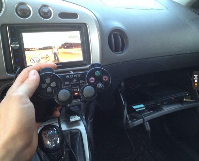 Takie tam, PS2 w samochodzie...