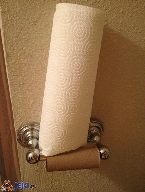 Co robi facet, gdy kończy się papier toaletowy?