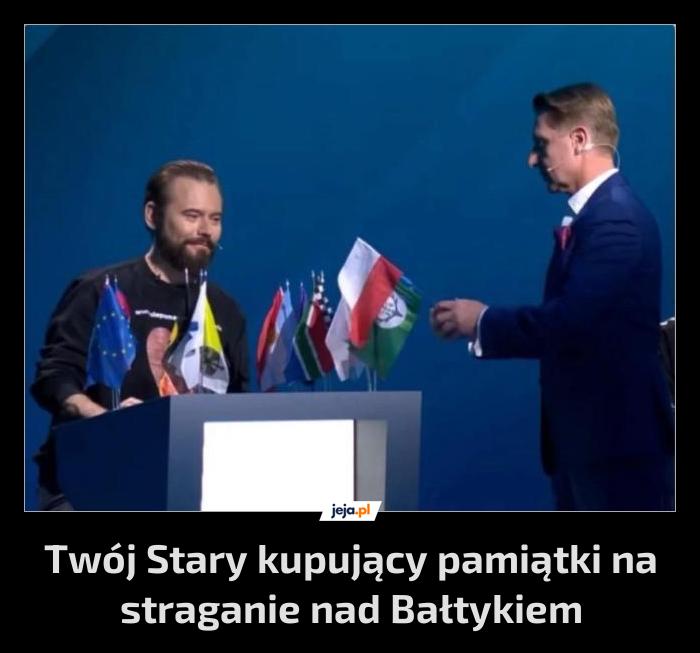 Twój Stary kupujący pamiątki na straganie nad Bałtykiem
