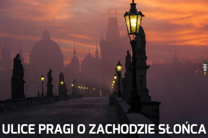 Ulice Pragi o zachodzie słońca