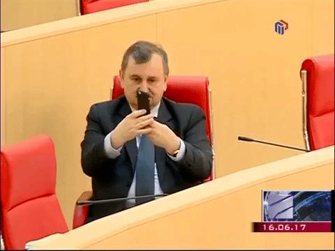 Członek gruzińskiego parlamentu robi selfie