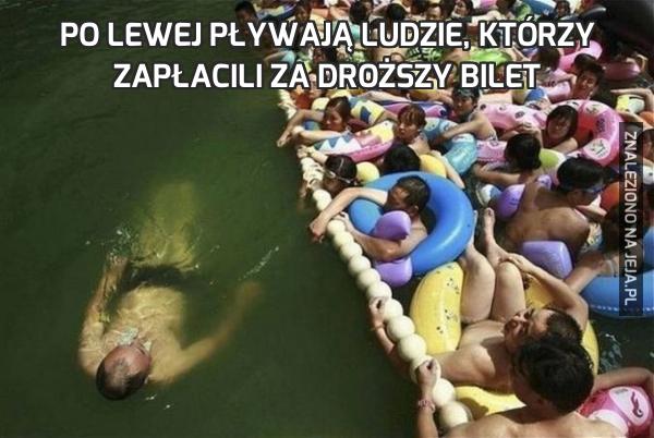 Po lewej pływają ludzie, którzy zapłacili za droższy bilet