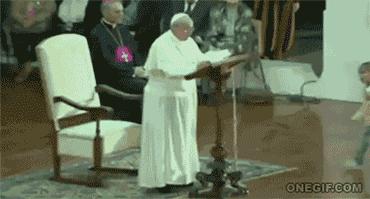Chłopczyk na krześle papieża