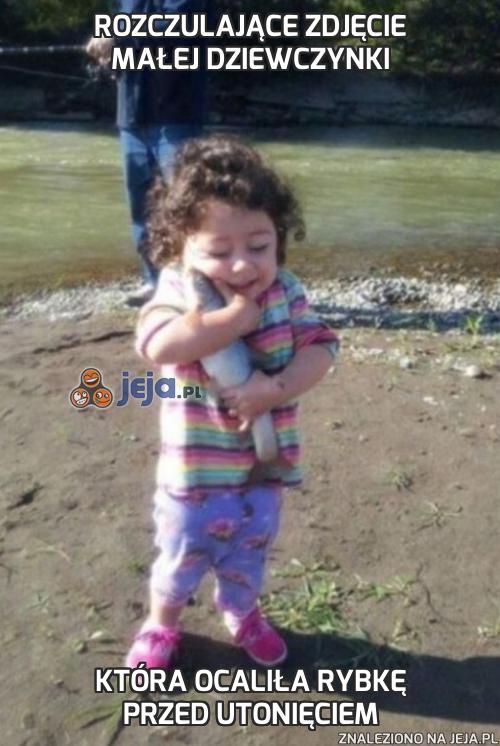 Rozczulające zdjęcie małej dziewczynki