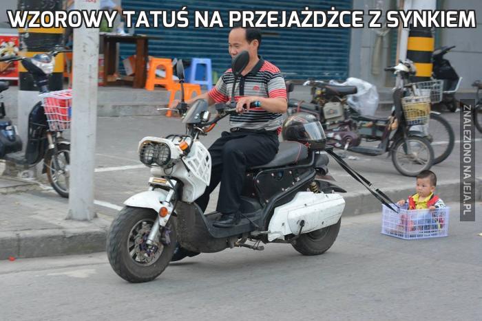 Wzorowy tatuś na przejażdżce z synkiem