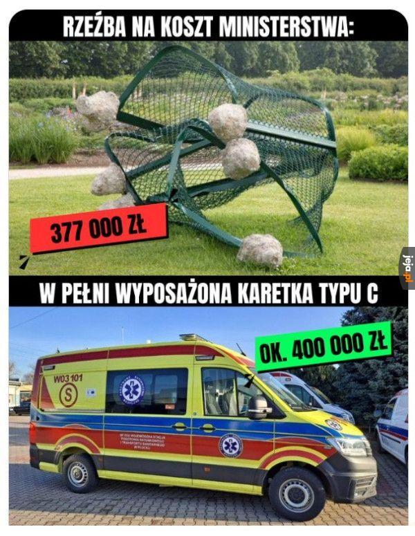 377 koła na rzeźbę, która wygląda jakby ktoś wjechał w płot