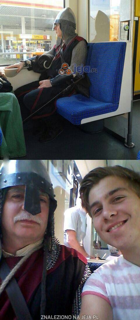 Fota z rycerzem w autobusie