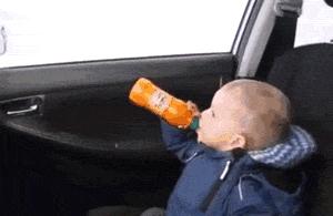 Dziecko w myjni samochodowej