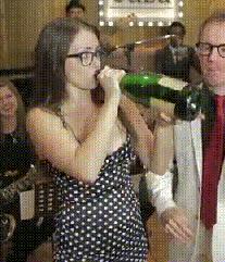 Ten pierwszy raz... gdy pijesz szampana...