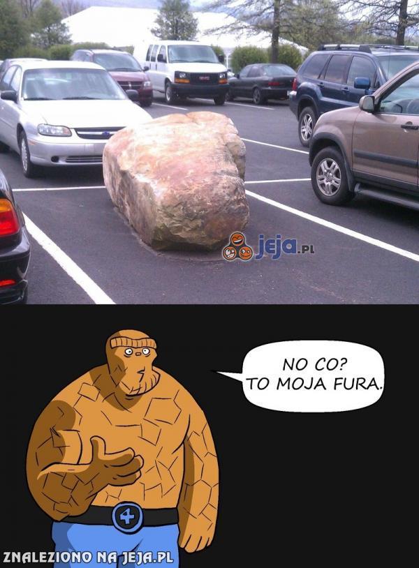 Kamień na parkingu