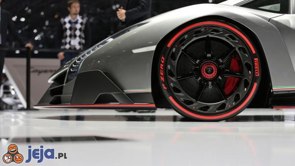 Lamborghini Veneno - alufelga z bliska