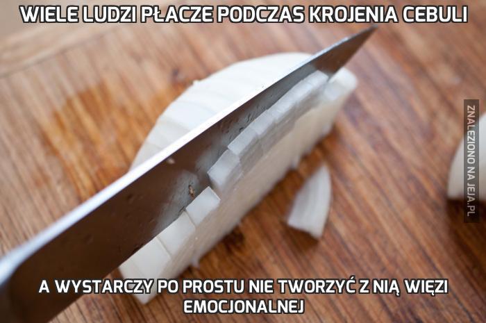 Wiele ludzi płacze podczas krojenia cebuli