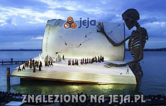 Niesamowita scena teatralna w Austrii