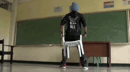 Breakdance bez wstawania z krzesła!