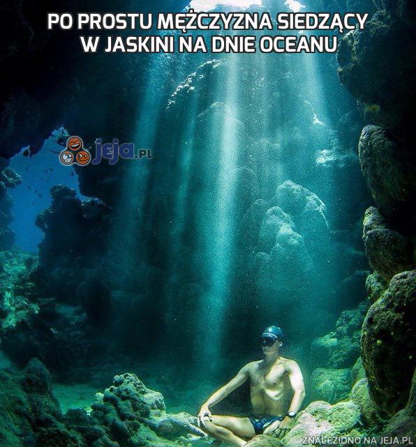 Po prostu mężczyzna siedzący w jaskini na dnie oceanu