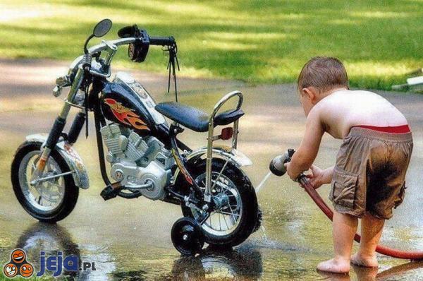 Młody fan motocykli