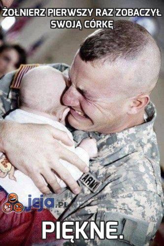 Żołnierz pierwszy raz zobaczył swoją córkę