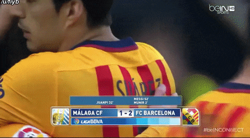 Messi szybko oddaje koszulkę fanowi, który wbiegł na boisko