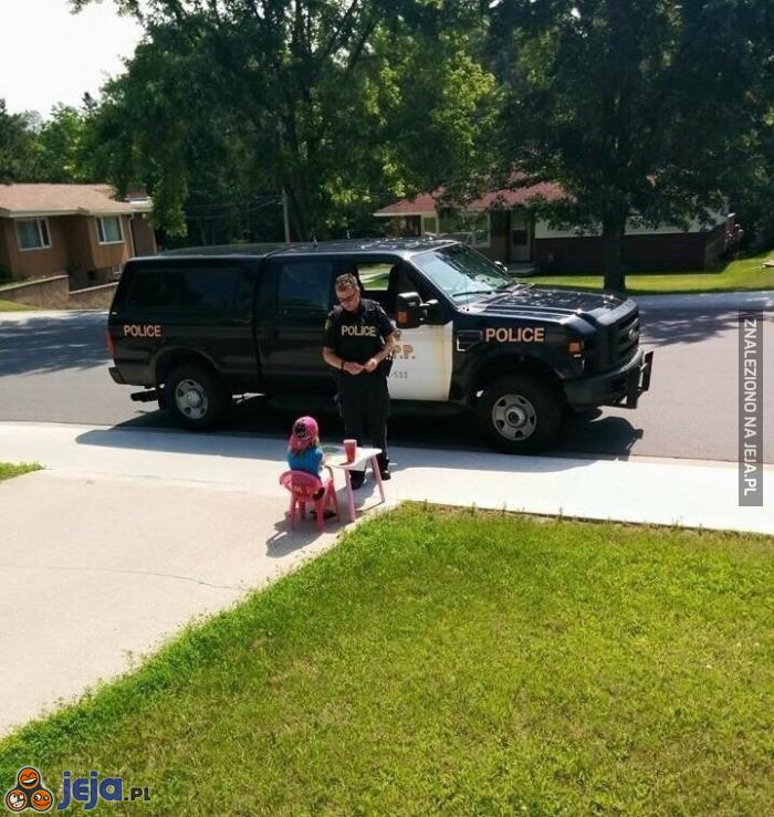 Policjant zatrzymał się, aby kupić od dziewczynki lemoniadę